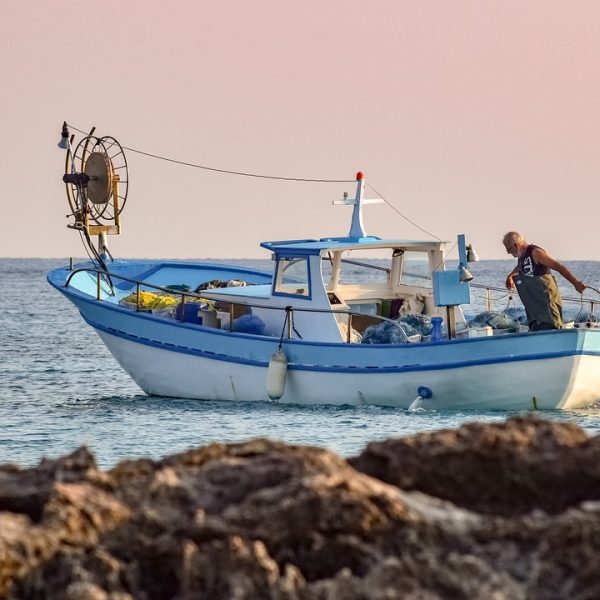 fishing-boat-5736839_1280